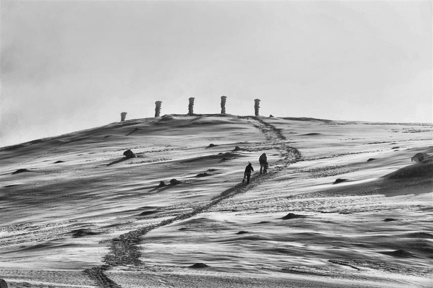 ИСТОЧНО САРАЈЕВО, 24. ЈАНУАРА /СРНА/ - Посјетиоци Јахорине ће од сутра па до краја сезоне моћи у "Олимп бару", на 1879 метара надморске висине, да погледају изложбу од 100 фотографија ове олимпијске љепотице аутора Марије Нишић.	