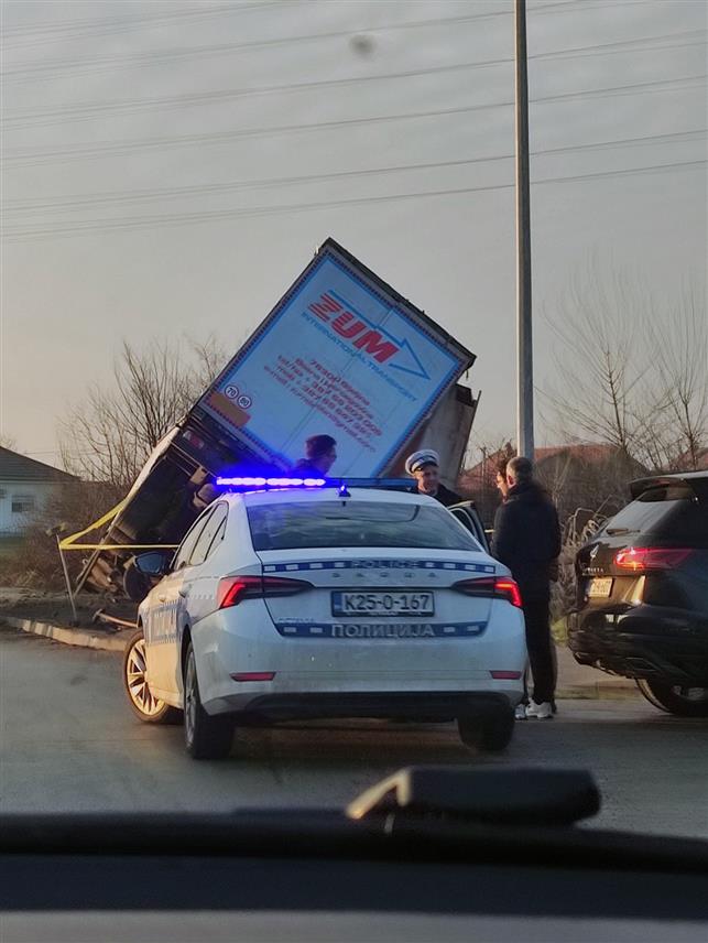 БИЈЕЉИНА, 24. ЈАНУАРА /СРНА/ - Камион којим је управљало лице Н. А. слетјело је данас с пута у Крушевачкој улици у Бијељини и на возилу је причињена материјална штета.	