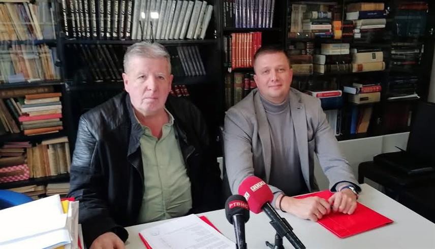 ПАЛЕ, 24. ЈАНУАРА /СРНА/ - Чланарина у Народној библиотеци Пале од данас је бесплатна за чланове Удружења вишечланих породица "Четири плус". Споразум о бесплатној чланарини потписали су директор Народне библиотеке Пале Бојан Чворо и предсједник Удружења вишечланих породица "Четири плус" Жељко Нинковић.	