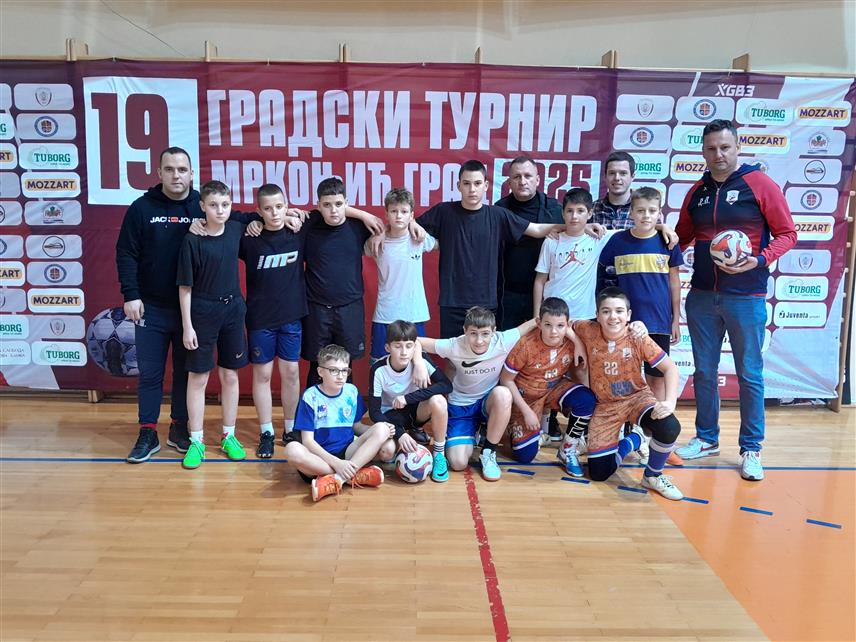 МРКОЊИЋ ГРАД, ЈАНУАРА /СРНА/ - У Мркоњић Граду вечерас је почео 19. Градски турнир у малом фудбалу који се организује у оквиру обиљежавања Дана општине и 29 година од повратка становништва ове општине на вјековна огњишта из избјеглиштва, а окупио је 66 екипа који ће се такмичити за наградни фонд од 10.000 КМ.	