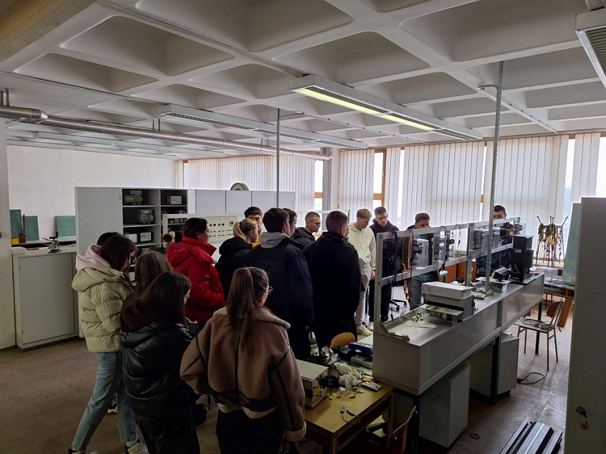 ИСТОЧНО САРАЈЕВО, 24. ЈАНУАРА /СРНА/ - Електротехнички факултет /ЕТФ/ Универзитета у Источном Сарајеву организовао је данас Инфо дан за ученике завршних разреда Средњошколског центра "Источна Илиџа" којима су представљени студијски програми, начин одвијања наставе и ресурси ове образовне установе.	