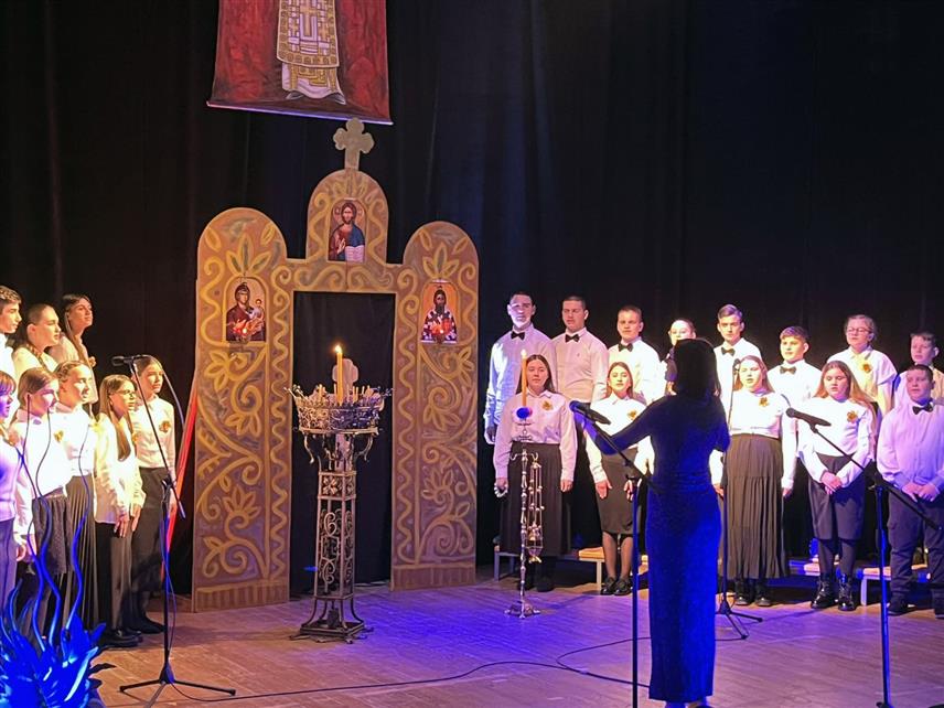 КОЗАРСКА ДУБИЦА, 24. ЈАНУАРА /СРНА/ - У Козарској Дубици вечерас је одржана традиционална Светосавска академија, у којој је наступило 45 ученика из свих образовних установа са подручја ове општине.	