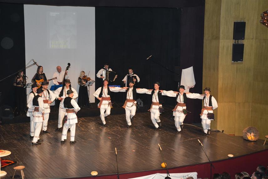 ПРИЈЕДОР, 24. ЈАНУАРА / СРНА/ - У организацији Удружења за очување традиције у Приједору је вечерас одржан меморијални концерт под називом "Ђе вериге моје висе..." посвећен једном од оснивача и идејних твораца овог Удружења Савану Руњи.	