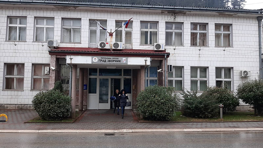 ЗВОРНИК, 24. ЈАНУАРА /СРНА/ - У Градску управу у Зворнику јутрос је стигла дојава да је постављена експлозивна направа и у току је контрадиверзиони преглед полиције.