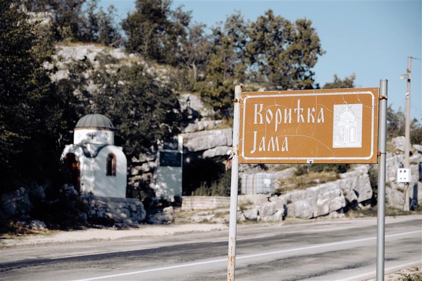 БЕОГРАД, 25. ЈАНУАРА /СРНА/ - Фондација "Заборављени коријени" најавила је да ће до јесени завршити документарни филм о Корићкој јами између Гацка и Билеће, првој масовној гробници Срба у Херцеговини у Другом свјетском рату, чиме ће освијетлити истину о овом стратишту које Бошњаци представљају као мјесто свог страдања.