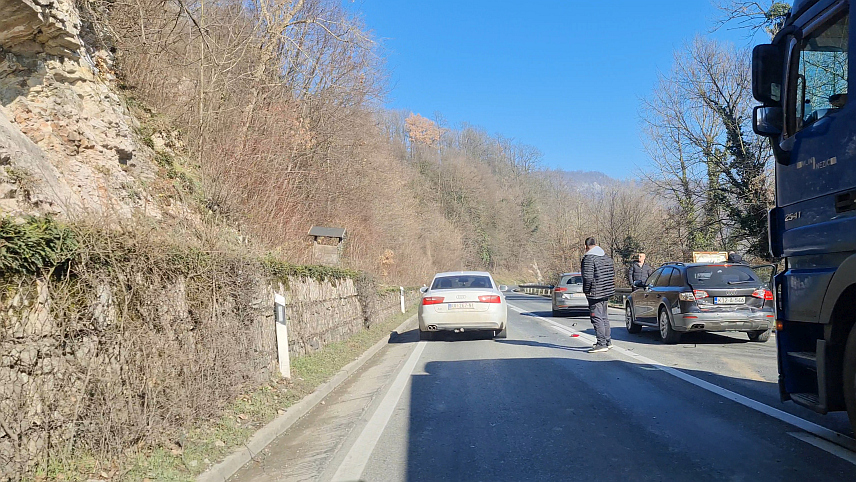 МАГЛАЈ, 25. ЈАНУАРА /СРНА/ - Због судара два путничка и теретног возила у маглајском насељу Косова, на магистралном путу Добој-Маглај саобраћа се наизмјенично једном траком.