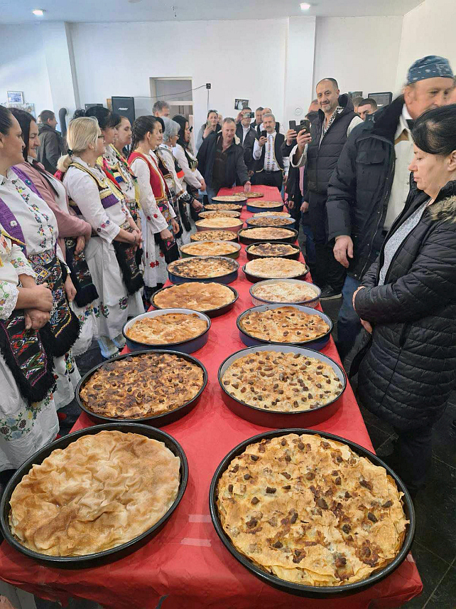 КОТОР ВАРОШ, 25. ЈАНУАРА /СРНА/ - Традиционална крушебрдска "Бурекијада", такмичење у спремању аутентичних бурека под сачем, окупила је данас у општини Котор Варош 21 такмичара, а више од 200 гостију уживало је у припремљеним специјалитетима.