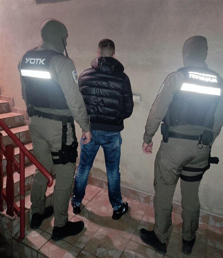 БАЊАЛУКА, 25. ЈАНУАРА /СРНА/ - На Сокоцу је ухапшен осумњичени за тешко убиство у Сремској Митровици чији су иницијали М.Р, као и А.С, осумњичен за помоћ у извршењу кривичног дјела, саопштено је из Министарства унутрашњих послова /МУП/ Републике Српске