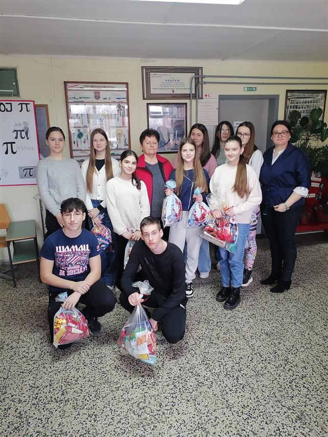 ШАМАЦ, 25. ЈАНУАРА /СРНА/ - Представници Црвеног крста Шамац подијелили су данас ученицима основних школа 60 светосавских пакетића које су донирали омладинци Црвеног крста Бијељина.