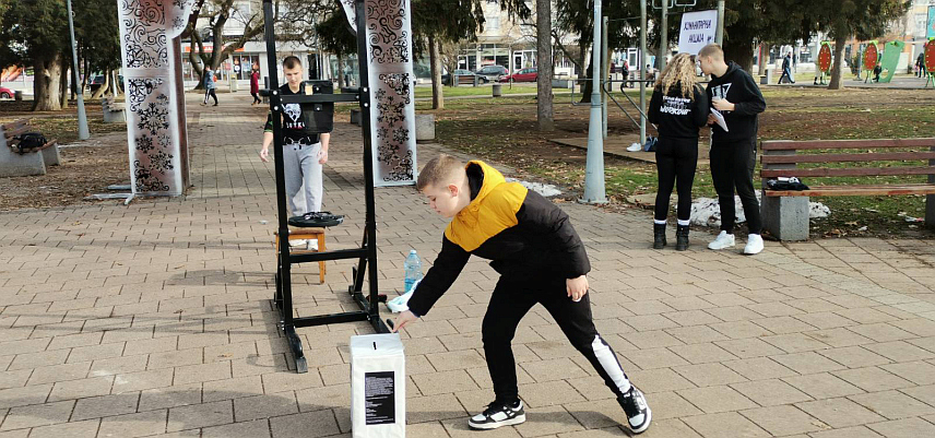 ДОБОЈ, 26. ЈАНУАРА /СРНА/ - Спортиста Александар Шутало укључио се у хуманитарну акцију за помоћ у лијечењу осамнаестогодишњег Валерија Живановића из Осјечанских Чивчија, који је тешко повријеђен у саобраћајној незгоди, тако што у добојском парку изводи вјежбе.