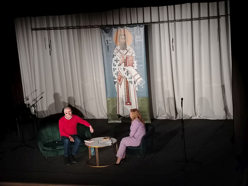 ПАЛЕ, 26. ЈАНУАРА /СРНА/ - Новинар, писац и телевизијски водитељ Вања Булић одржао је на Палама књижевно вече хуманитарног карактера, а прикупљени новац биће усмјерен за помоћ породици Јововић.