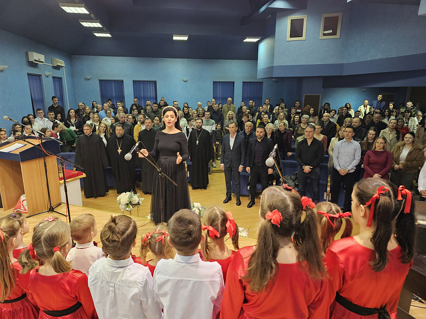 УГЉЕВИК, 26. ЈАНУАРА /СРНА/ - У Угљевику је вечерас одржана Светосавска академија у организацији Српске православне црквене општине Угљевик, са благословом Његовог високопроеосвештенства архиепископа и митрополита зворничко-тузланског Фотија, уз покровитељство општине Угљевик.