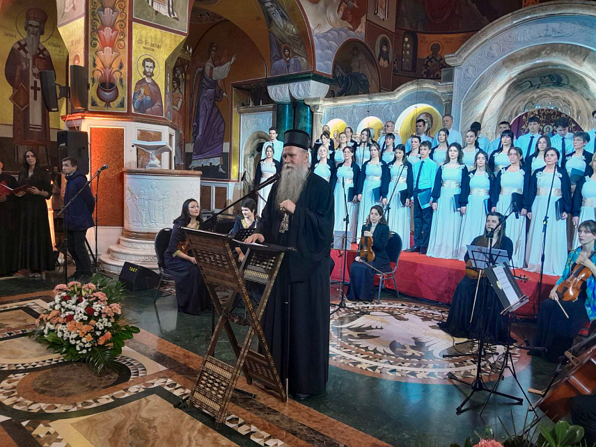 ПОДГОРИЦА, 26. ЈАНУАРА /СРНА/ - Његово високопреосвештенство митрополит црногорско-приморски Јоаникије изјавио је вечерас на Светосавској академији у Подгорици да све оно што је Свети Сава благословио, утврдио и утемљио цвјета и напредује до данас.