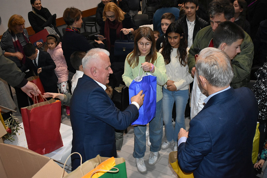 КНИН, 26. ЈАНУАРА /СРНА/ - У Кистању код Книна одржана је Светосавска академија, након које је дјеци српских повратника подијељено 100 светосавских пакетића које су обезбиједили ученици из Републике Српске.