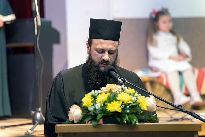ПРЊАВОР, 26. ЈАНУАРА /СРНА/ - Синђел Георгије, сабрат манастира Ступље, поручио је у бесједи на Светосавској академији у Прњавору да није довољно само исправно вјеровати него и живјети вјеру у пракси.