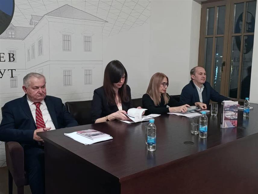 ВИШЕГРАД, 27. ЈАНУАРА /СРНА/ - У Андрићграду промовисан је роман "Црвени кровови" Неде Бјелановић, који говори о великој трагедији српског народа, сарајевском мирнодопском егзодусу.	