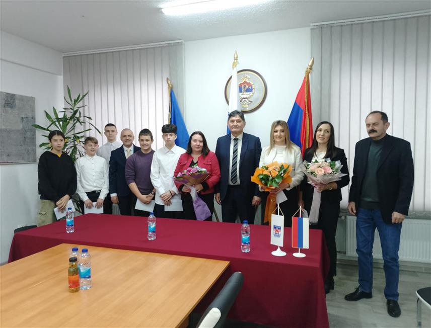 НОВИ ГРАД, 27. ЈАНУАРА /СРНА/ - Начелник општине Нови Град Мирослав Дрљача организовао је данас пријем за наставнике из ове локалне заједнице који су добитници Светосавске награде, као и ученике побједнике свјетског такмичења у кодирању.