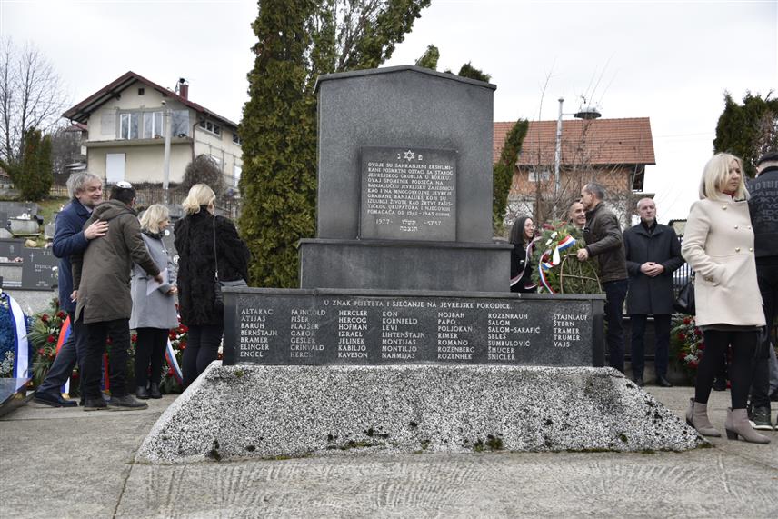 БАЊАЛУКА, 27. ЈАНУАРА /СРНА/ - Полагањем вијенаца код споменка на Новом гробљу у Бањалуци данас је одата почаст убијеним Јеврејима, поводом Међународног дана сјећања на жртве Холокауста.	