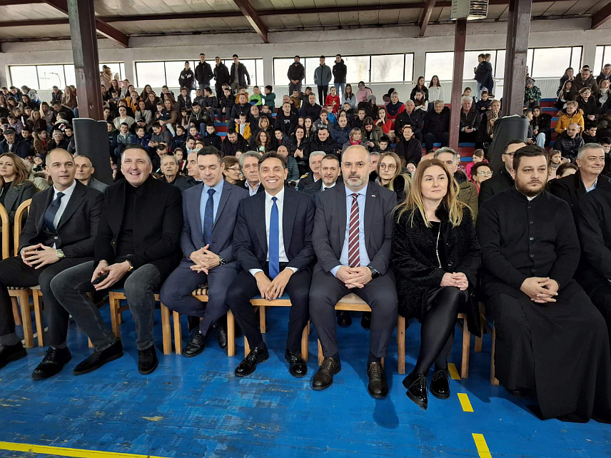 ВИШЕГРАД, 27. ЈАНУАРА /СРНА/ - Изасланик предсједника Владе Србије Александар Вулин стигао је у Вишеград, гдје присуствује Светосавским свечаностима у Основној школи "Вук Караџић".