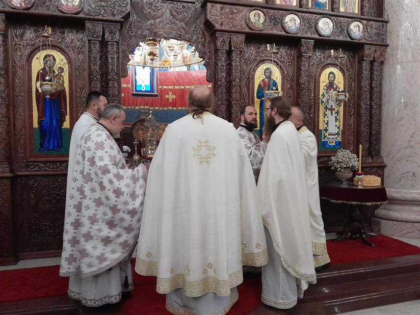 МРКОЊИЋ ГРАД, 27. ЈАНУАРА /СРНА/ - У Храму Светог Саве у Мркоњић Граду данас је служена литургија поводом храмовне славе којој је присуствовао велики број вјерника, а уручени су и пакетићи дјеци која су рецитовала пјесме о великом српском светитељу.