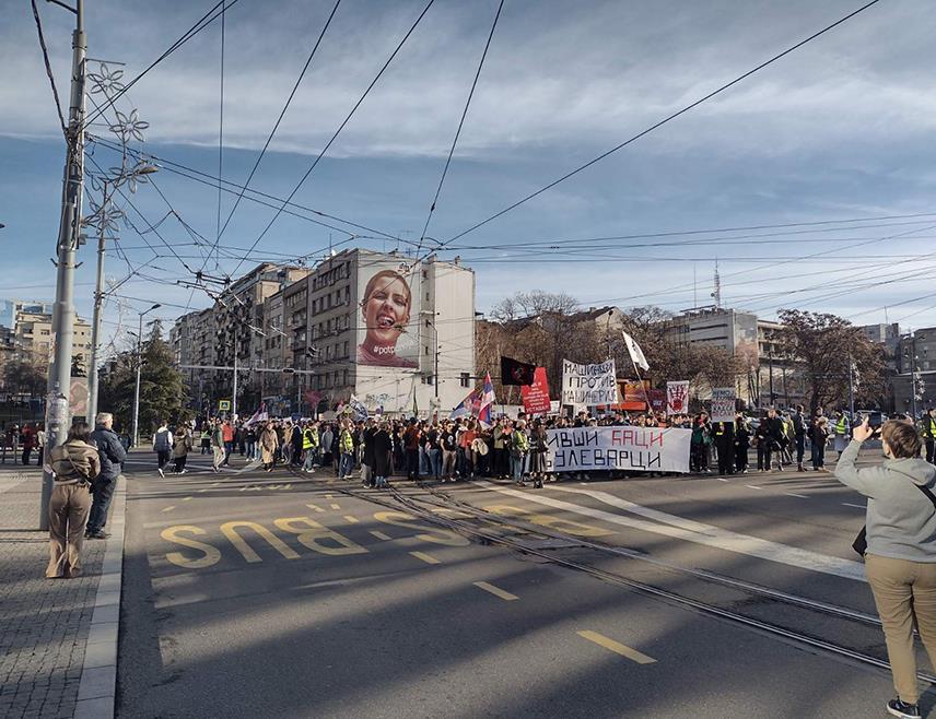 БЕОГРАД, 27. ЈАНУАРА /СРНА/ - Студенти су јутрос започели 24-часовну блокаду Аутокоманде, једне од најпрометнијих раскрсница у Београду, јер сматрају да нису испуњени њихови захтјеви упућени властима послије новосадске трагедије, док власт указује да је ова блокада противзаконита и позива на мир и стабилност.