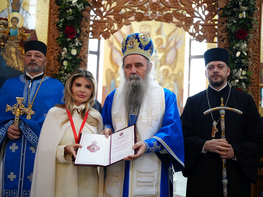 БАЊАЛУКА, 27. ЈАНУАРА /СРНА/ - Његово високопреосвештенство митрополит зворничко-тузлански Фотије одликовао је генералног директора компаније "М:тел" Јелену Триван орденом Светог краља Драгутина - преподобног Теоктиста за оданост цркви и помоћ светињама ове епархије.	