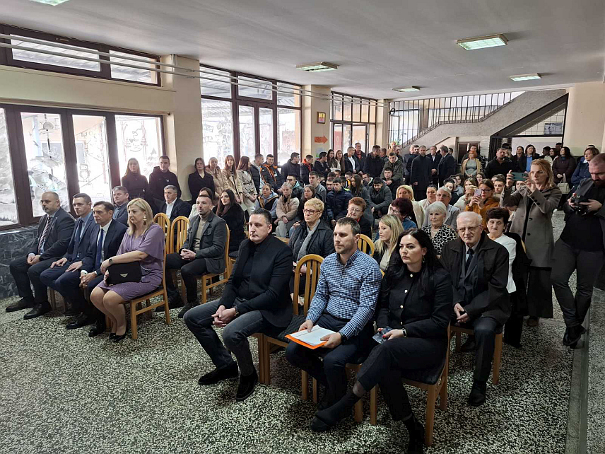 ВИШЕГРАД, 27. ЈАНУАРА /СРНА/ - Изасланик предсједника Владе Србије Александар Вулин посјетио је Средњошколски центар "Иво Андрић" и присуствовао обиљежавању крсне славе.