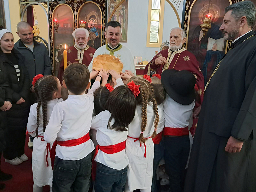 КОТОР ВАРОШ, 27. ЈАНУАРА /СРНА/ - Славу Свети Сава прославила је Српска православна црквена општина Котор Варош у Храму Рођења Пресвете Богородице, гдје су се вјерници поклонили утемељивачу српске цркве, државе и школства.	