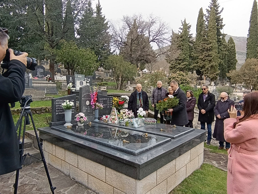 TРЕБИЊЕ, 27. ЈАНУАРА /СРНА/ - Чланови породице и представници Градске управе Требиње положили су данас цвијеће на гроб Срђана Алексића, који је прије 32 године трагично страдао након што је у центру града бранио друга Бошњака.	