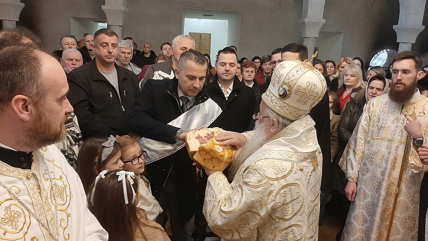 ФОЧА, 27. ЈАНУАРА /СРНА/ - Његово високопреосвештенство митрополит дабробосански Хризостом истакао је у бесједи у Храму Светог Саве у Фочи да је први српски архиепископ показао Србима како треба да живе, да увијек мисле о ономе што је узвишено и божанско и да служе једни другима, али да је дио народ данас скренуо са тог пута.