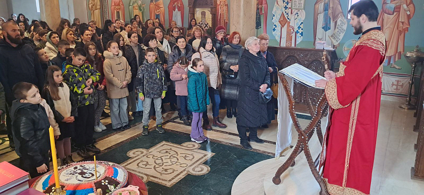 ИСТОЧНА ИЛИЏА, 27. ЈАНУАРА /СРНА/ - Литургија одржана данас у Храму Светог Василија Острошког на Вељинама у Источној Илиџи поводом школске славе - Светог Саве.	