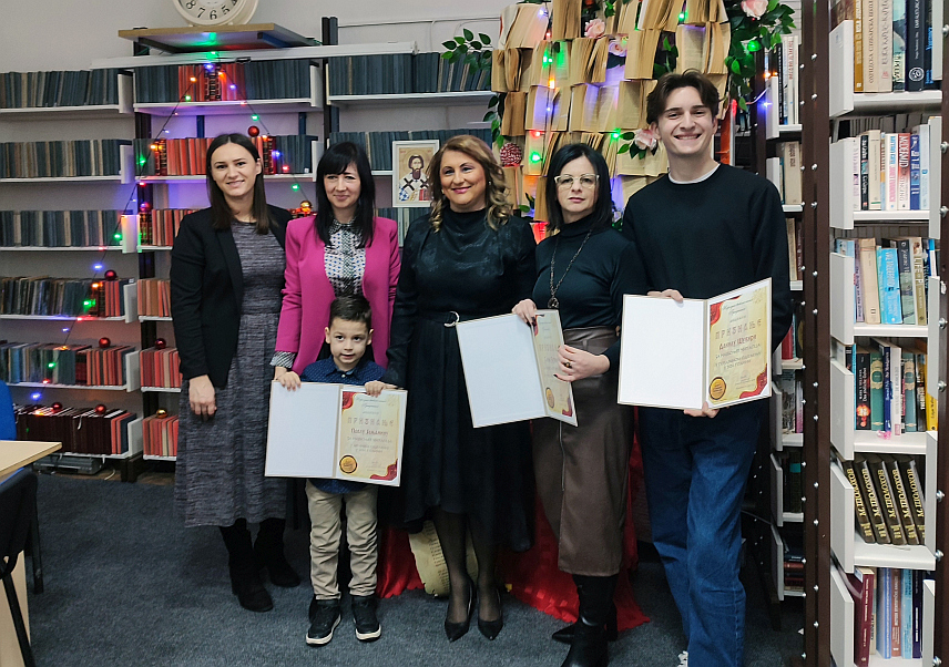 ГРАДИШКА, 27. ЈАНУАРА /СРНА/ - Народна библиотека Градишка и ове године наградила је највјерније читаоце поводом Савиндана.	