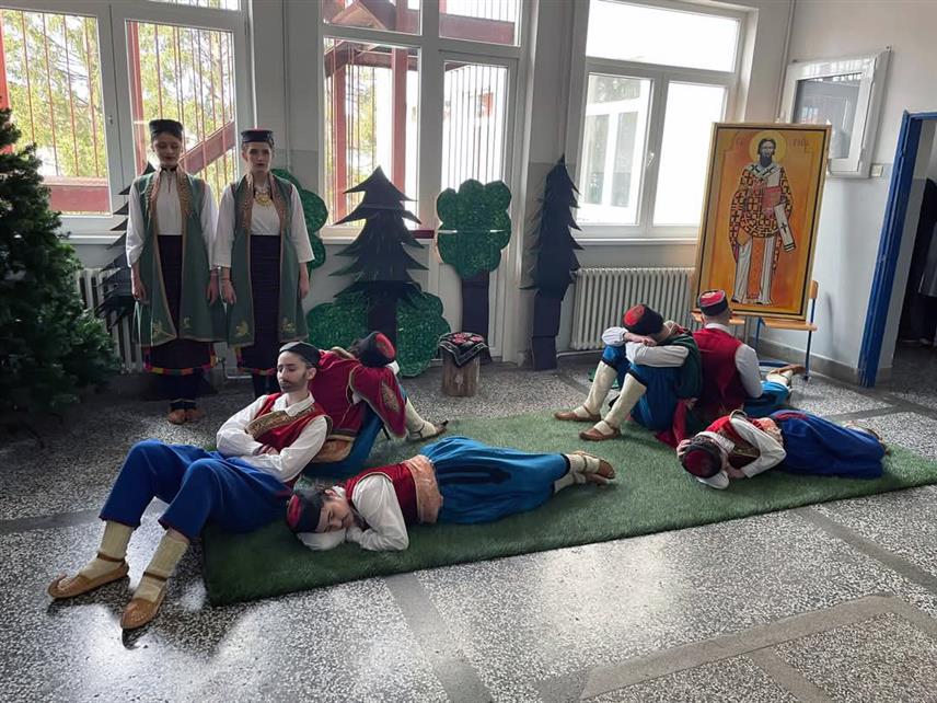 ПАЛЕ, 27. ЈАНУАРА /СРНА/ - Свети Сава прослављен је данас у Средњошколском центру "Пале" гдје су чланови драмско-рецитаторске секције уприличили пригодан културно-умјетнички програм, истичући потребу за очувањем православља и светосавског духа.	