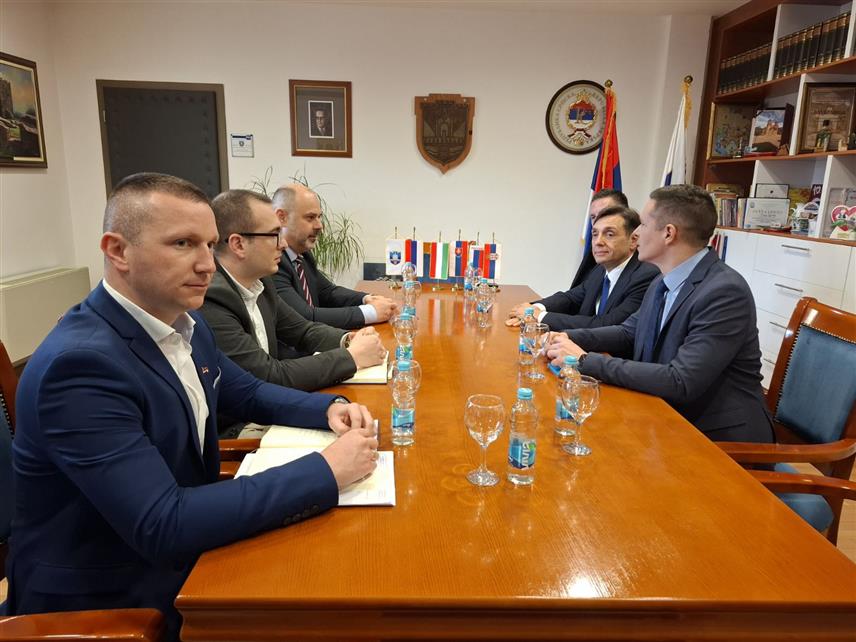 ВИШЕГРАД, 27. ЈАНУАРА /СРНА/ - Потпредсједник Владе Србије Александар Вулин током радног састанка са руководством општине Вишеград.
