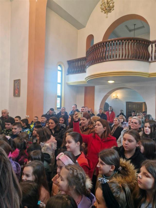 НОВИ ГРАД, 27. ЈАНУАРА /СРНА/ - У Храму Светог Саве у Сводни код Новог Града данас је поводом храмовне славе служена литургија и славски обред, а награђени су и ученици који су говорили о великом српском светитељу.	