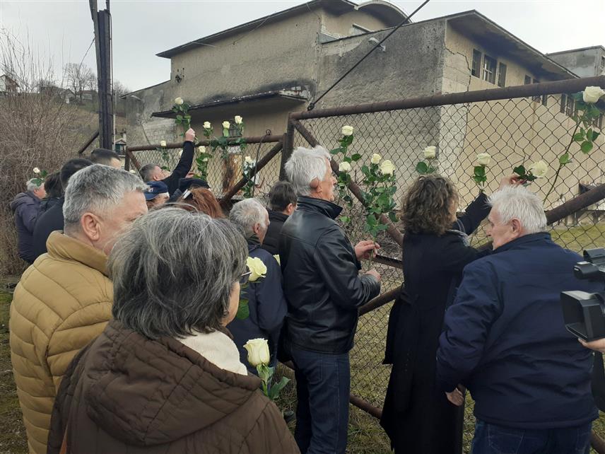 ХАЏИЋИ, 27. ЈАНУАРА /СРНА/ - У Цркви Светих апостола Петра и Павла у Осенику код Пазарића данас је служен парастос поводом 29 година од затварања концентрационог логора "Силос" у Тарчину код Сарајева у којем је било заточено више од 600 српских цивила, од којих су 24 умрла од посљедица физичког злостављања, пребијања и тортуре.