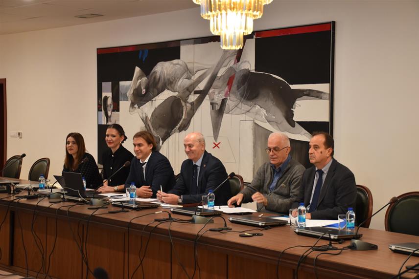 ИСТОЧНО САРАЈЕВО, 27. ЈАНУАРА /СРНА/ - Комисија домаћих и међународних стручњака за оцјењивање и ревизију квалитета и давање препорука о акредитацији посјетила је Универзитет у Источном Сарајеву у оквиру процеса екстерне евалуације установе и кластера шест студијских програма из области друштвених наука.	