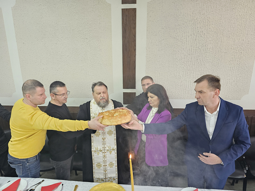 УГЉЕВИК, 27. ЈАНУАРА /СРНА/ - У три угљевичке основне школе и у Средњошколском центру свечано је прослављена школска слава - Свети Сава, а начелник Угљевика Драган Гајић је уз честитке ученицима и просвјетарима пожелио да увијек буду на светосавском путу.