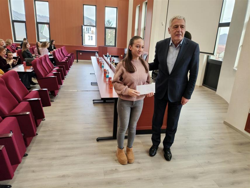 БРАТУНАЦ, 27. ЈАНУАРА /СРНА/ - Начелник општине Братунац Лазар Продановић уприличио је данас пријем и уручио новчане награде ученицима чији су ликовни и литерарни радови били међу три најбоља у њиховим школама.