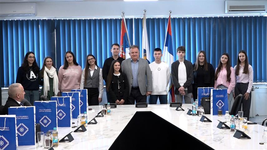 ГРАДИШКА, 27. ЈАНУАРА /СРНА/ - Градоначелник Градишке Зоран Аџић организовао је данас, поводом Савиндана, пријем за најбоље ученике и представнике градишких васпитно-образовних установа из ове локалне заједнице.