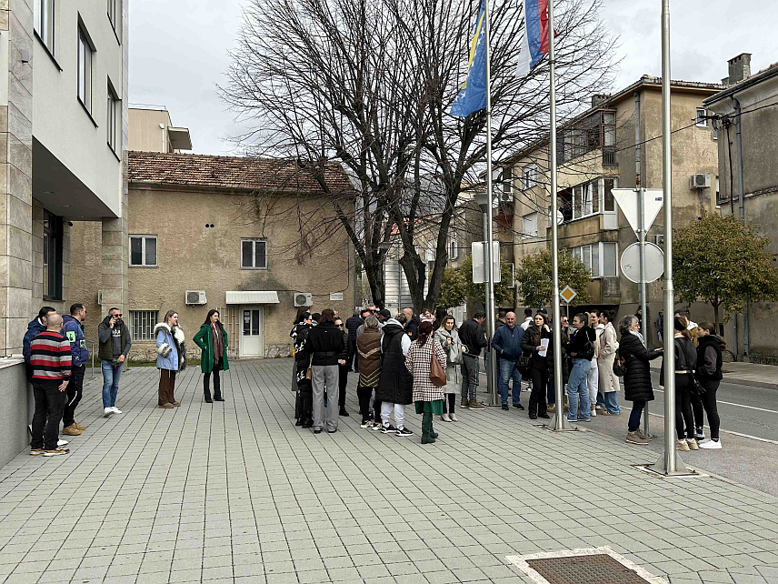 ТРЕБИЊЕ, 27. ЈАНУАРА /СРНА/ - Чланови породице, пријатељи и грађани Tребиња окупили су се данас испред требињског Окружног тужилаштва, гдје су исказали незадовољство што је напад петорице малољетника на 16-годишњег дјечака у овом граду квалификован као кривично дјело тешка тјелесна повреда и због неодређивања притвора нападачима.