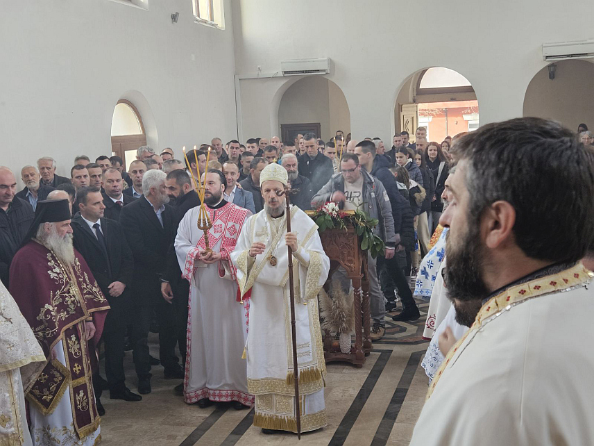 БИЛЕЋА, 27. ЈАНУАРА /СРНА/ - Светом архијерејском литургијом, свечаном литијом и ломљењем колача данас су Саборни храм Светог Саве у Билећи и општина Билећа прославили крсну славу – Савиндан.