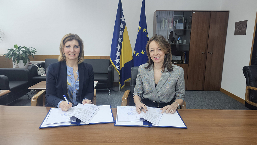 САРАЈЕВО, 27. ЈАНУАРА /СРНА/ - Министар цивилних послова у Савјету министара Дубравка Бошњак и шеф Канцеларије Међународне организације за миграције /ИОМ/ у БиХ Лаура Лунгароти потписале су меморандум о разумијевању за побољшање здравствене заштите миграната у привременим прихватним центрима с циљем побољшања приступа основним услугама и заштити рањивих група.