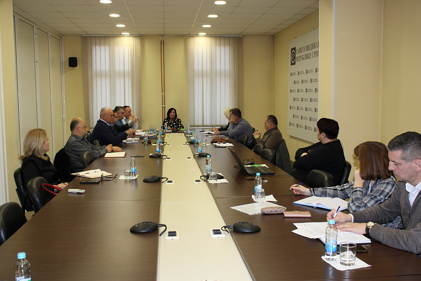 БАЊАЛУКА, 27. ЈАНУАРА /СРНА/ - У Бањалуци је данас одржана ванредна сједница Предсједништва Савеза синдиката Српске на којој је расправљано о увођењу новог система плата чији је предлагач Савез синдиката.