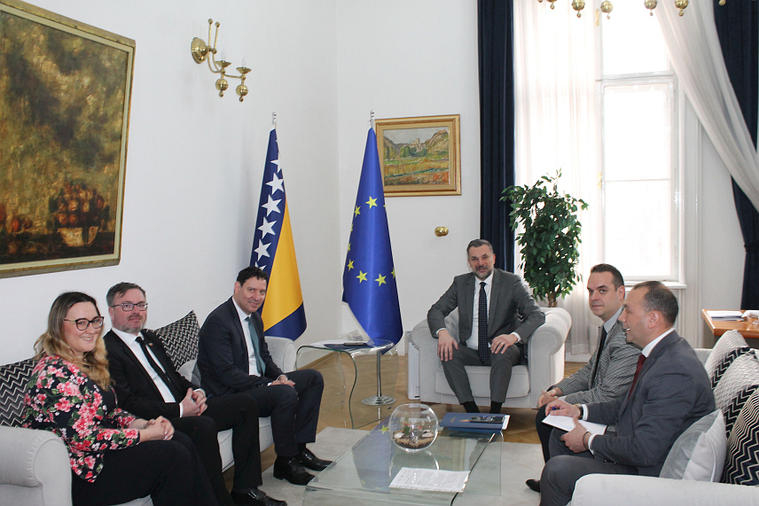 САРАЈЕВО, 27. ЈАНУАРА /СРНА/ - Министар иностраних послова у Савјету министара Елмедин Конаковић и специјални изасланик Словеније за западни Балкан Анжеј Франгеш оцијенили су током састанка у Сарајеву да "пут БиХ у ЕУ нема алтернативу".