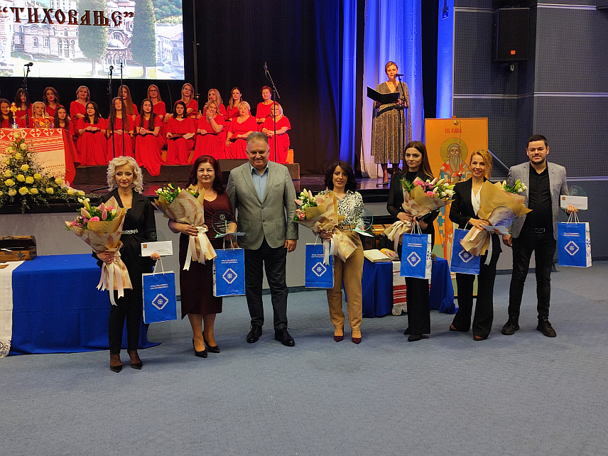 ГРАДИШКА, 27. ЈАНУАРА /СРНА/ - У Културном центру Градишка вечерас је одржана Светосавска академија под називом "Тиховање" на којој су уручена признања најуспјешнијим градишким просвјетним радницима и указано на важност очувања српске духовности, трдиције, културе, вјере, школства и државности.