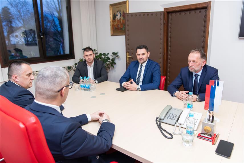 ПРЊАВОР, 27. ЈАНУАРА /СРНА/ - Генерални конзул Републике Србије у Бањалуци Милош Вујић на састанку са градоначелником Прњавора Дарком Томашем и предсједником градске Скупштине Драженом Микићем, састанку је присуствовао и министар за европске интеграције и међународну сарадњу Републике Српске Златан Клокић.