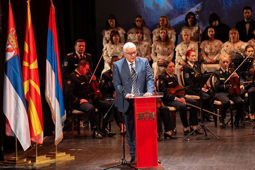 ПОДГОРИЦА, 27. ЈАНУАРА /СРНА/ - Предсједник Скупштине Црне Горе Андрија Мандић рекао је вечерас на Светосавској академији у Скопљу да Срби, гдје год да се налазе, морају остати вјерни завјету свог првог архиепископа - завјету јединства, слоге и узвишености духа.