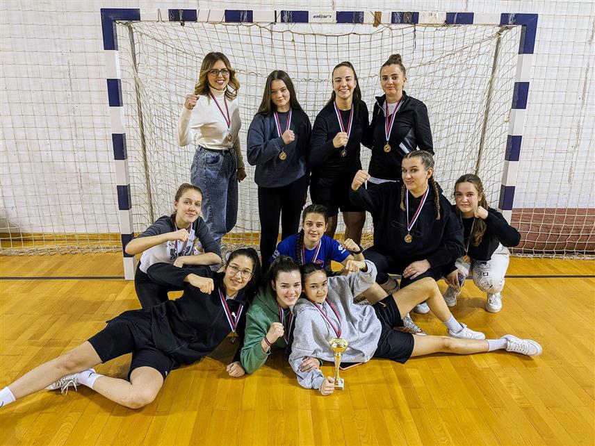 ПРЊАВОР, 27. ЈАНУАРА /СРНА/ - Професор у прњаворској Гимназији Јованка Вишекруна. Као професор физичког васпитања у Гимназији ради од 2010. године, а неколико посљедњих година запослена је и у Музичкој школи "Константин Бабић" у Прњавору.	