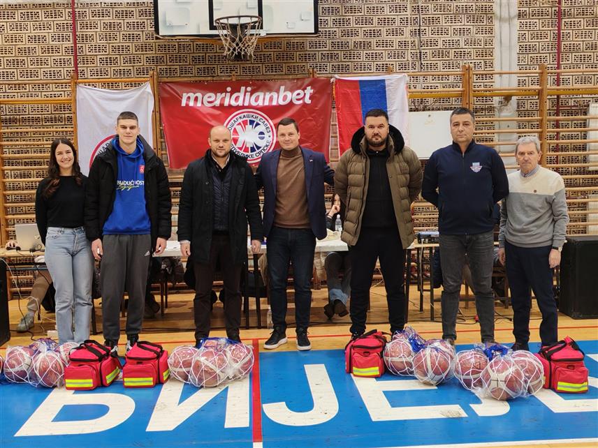 БИЈЕЉИНА, 28. ЈАНУАРА /СРНА/ - Кошаркашки савез Републике Српске донирао је мушким и женским прволигашким клубовима медицинске торбе са комплетном спортском медицинском опремом потребном за играче и лопте са којима се игра Прва лига.